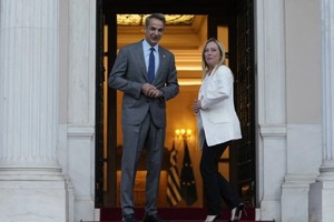 希腊总理基里亚科斯·米佐塔基斯（左）和意大利总理焦尔吉娅·梅洛尼（右）。（图：AP）