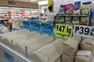 图为马尼拉一家超市的货架上摆售的大米。（图：互联网）