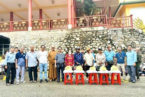 崇正天后宫理事长邹国荣（左六）与各理监事、赞助商等向穷人赠送礼物。