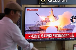 当地时间2023年9月2日，韩国首尔火车站的新闻节目中，电视屏幕上显示了朝鲜导弹发射的画面。（图：视觉中国）