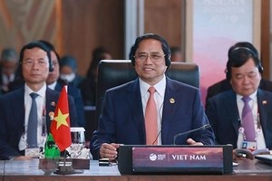 图为政府总理范明政（中）出席第42届东盟峰会全体会议。（图：越通社）