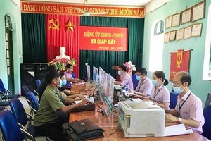 社会政策银行向劳动者提供贷款。（图：越通社）