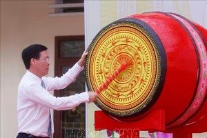 国家主席武文赏击鼓迎接新学年。（图：越通社）