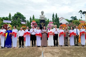 孀月映女士雕像落成仪式。（图：同起报）