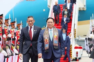 范明政总理一行的欢迎仪式在达苏加诺－哈达国际机场举行。（图：越通社）