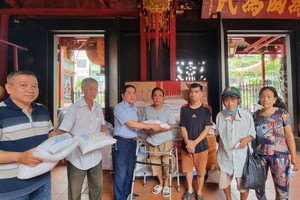 霞漳会馆理事会向清贫户派发盂兰节礼物。