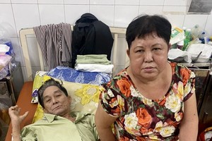 朱少华正在医院照顾曾志昌。