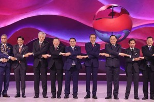 政府总理范明政和东盟国家领导、东盟秘书长出席开幕式。（图：越通社）