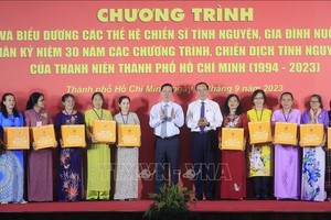 国家主席武文赏、市委书记阮文年表彰模范养育家庭。（图：越通社）