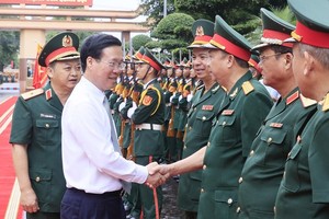 国家主席武文赏（白衣）与15号兵团干部战士握手致意。（图：越通社）