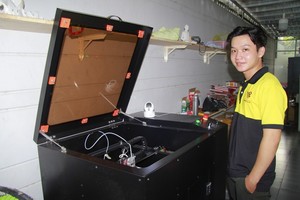 阮文霖与其制造的立体列印机合照。