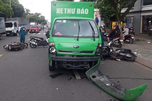 卡车撞倒多辆摩托车使3人受伤