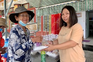 每一份饭盒都获直接送到贫困者手中。