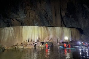 新发现的洞穴拥有既壮观、原始且非常亮丽的钟乳石。（图：越通社）