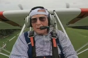 哈特尼斯驾驶飞机升空。（图：视频截图）