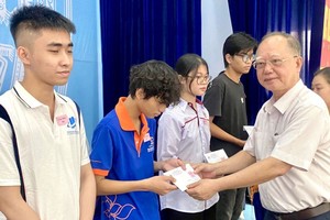 第五郡红十字会副主席、穗城会馆理事卢耀南发送助学金。