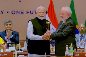 2023年9月10日在新德里巴拉特曼达帕姆举行的2023年G20峰会闭幕式后，纳伦德拉·莫迪总理向巴西总统路易斯·伊纳西奥·达席尔瓦表示祝贺，同时将二十国集团主席国移交给他。（图：PTI）