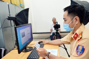 民众在本市第四郡公安办理公民证。