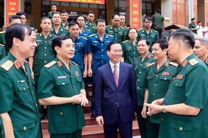 国家主席武文赏与国防学院领导干部交谈。（图：越通社）