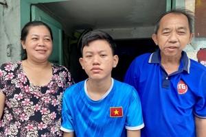 杭美丽华、杭孟孝和杭国富相依为命。