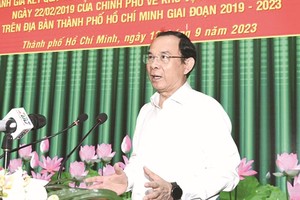 市委书记阮文年会议上致辞。