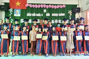 树人学校举行毕业典礼。