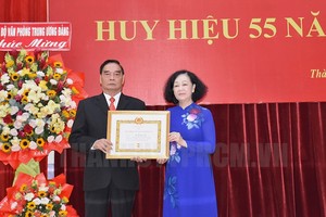 党中央书记处常务书记张氏梅向黎鸿英同志颁授55年党龄纪念章。（图：市党部新闻网）