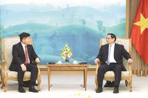 政府总理范明政（右）与蒙古司法与内务部长赫希吉‧尼亚姆巴托尔交谈。（图：越通社）