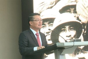 越南驻古巴大使黎青松在庆典上发表讲话。（图：越通社）