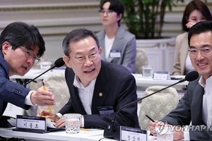 9月13日，在青瓦台迎宾馆，李宗昊（中）出席大韩民国生成式人工智能飞跃发展会议。（图：韩联社）