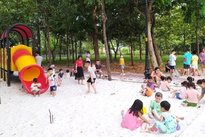 要为孩子创造玩乐、学习的环境和空间，而不是给他们施加压力。