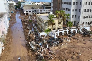 根据受影响地区的人口密度进行估算，洪灾造成的死亡人数可能超过2万人。（图：AP）