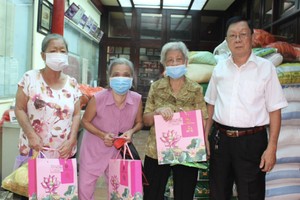 二府会馆副理事长谢忠成向乡亲赠送月饼。