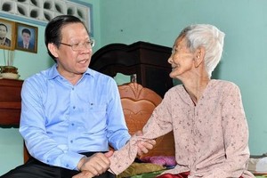 市领导探望古芝县越南英雄母亲