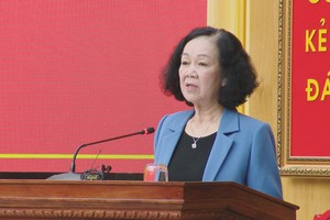 中央组织部长张氏梅在会议上发表讲话。（图：乂安电视台）