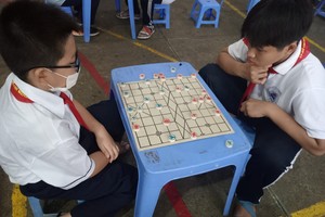 华人学生踊跃参加象棋比赛。