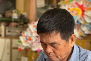 杨爱坤大叔在给花灯装饰点缀。