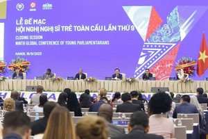 国会主席王廷惠与各代表出席闭幕式。（图：越通社）