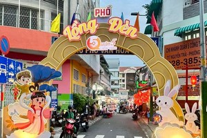 第五郡“花灯步行街”投入活动