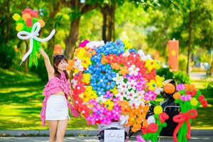 年轻人与气球花车拍照。