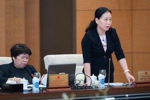 国会办公厅副主任阮氏翠银（右）在会议上发言。