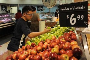 图为在澳大利亚东部昆士兰州首府布里斯班的一家超市，市民在选购水果。（图：新华社）