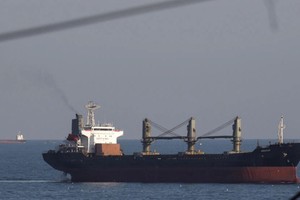 两艘民用货船经由乌克兰开辟的临时走廊进入黑海，已经停靠切尔诺莫斯克港，准备外运粮食。（图：路透社）