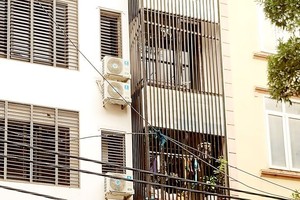 许多民房被擅自改造成小型公寓出租。