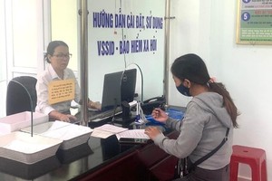 民众领取社会保险。