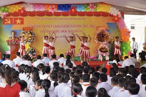 平政县迪老小学举行学校落成仪式和2023-2024新学年开学典礼。