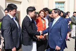 政府总理范明政造访旧金山大学。（图：越通社）