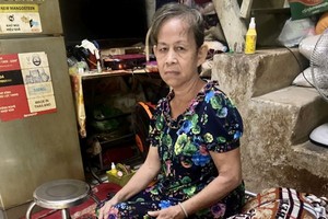 徐丽嫦在照顾吴礼鸿。