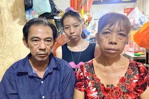 江玉珍（右）与丈夫和女儿。