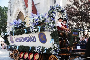 慕尼黑啤酒节举行盛大花车巡游